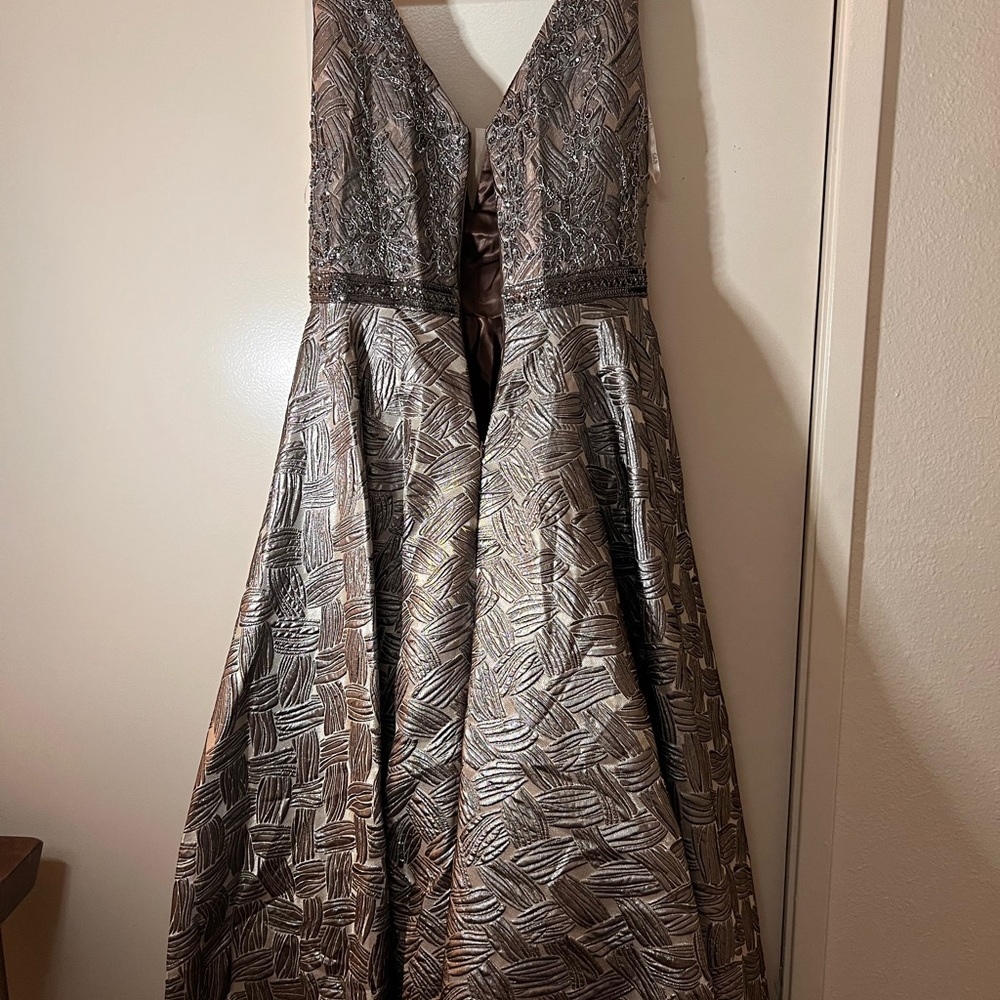This dress was only worn one time  it was original xxl but fitted to large.